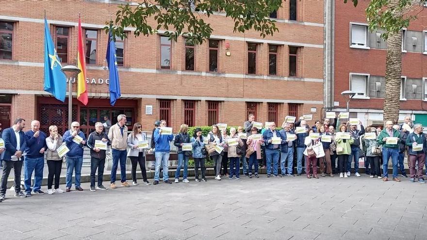 &quot;Tenemos miedo&quot;: la movilización ciudadana contra los &quot;narcopisos&quot; en Mieres desemboca en una estruendosa pitada frente al Juzgado