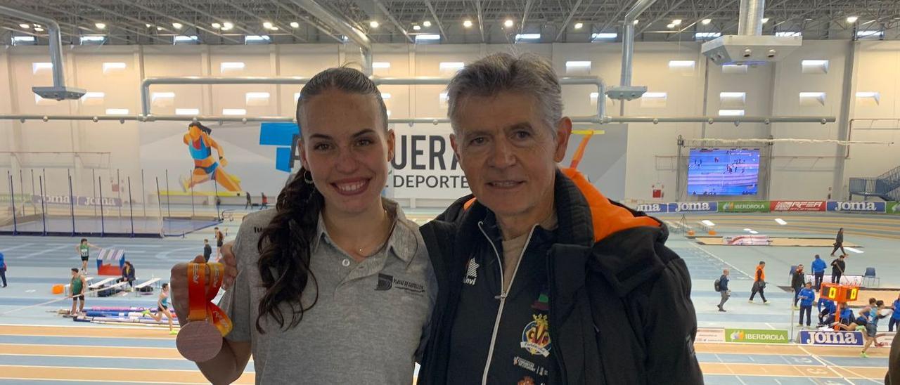 Carmen Avilés, con su entrenador, Antonio Bravo.