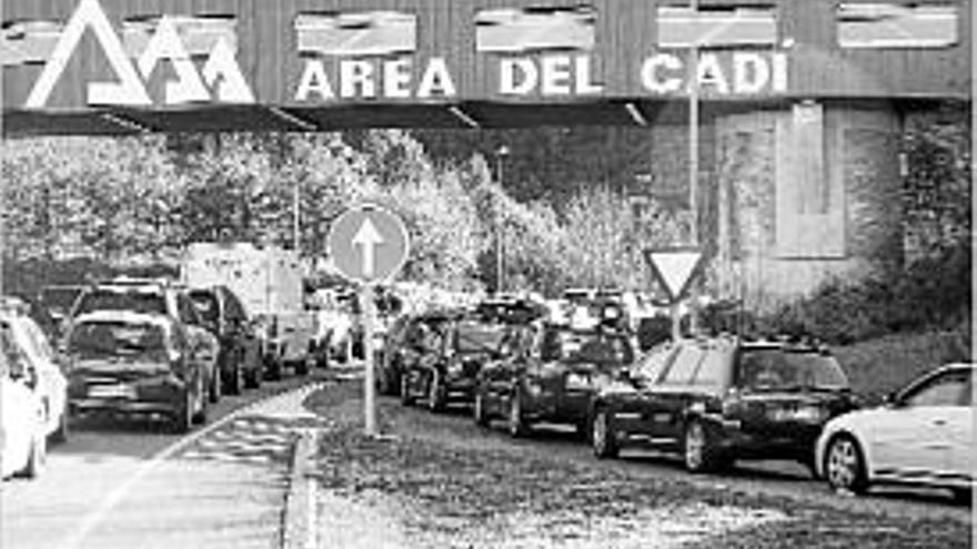 Una cua de vehicles a la boca nord del túnel del Cadí