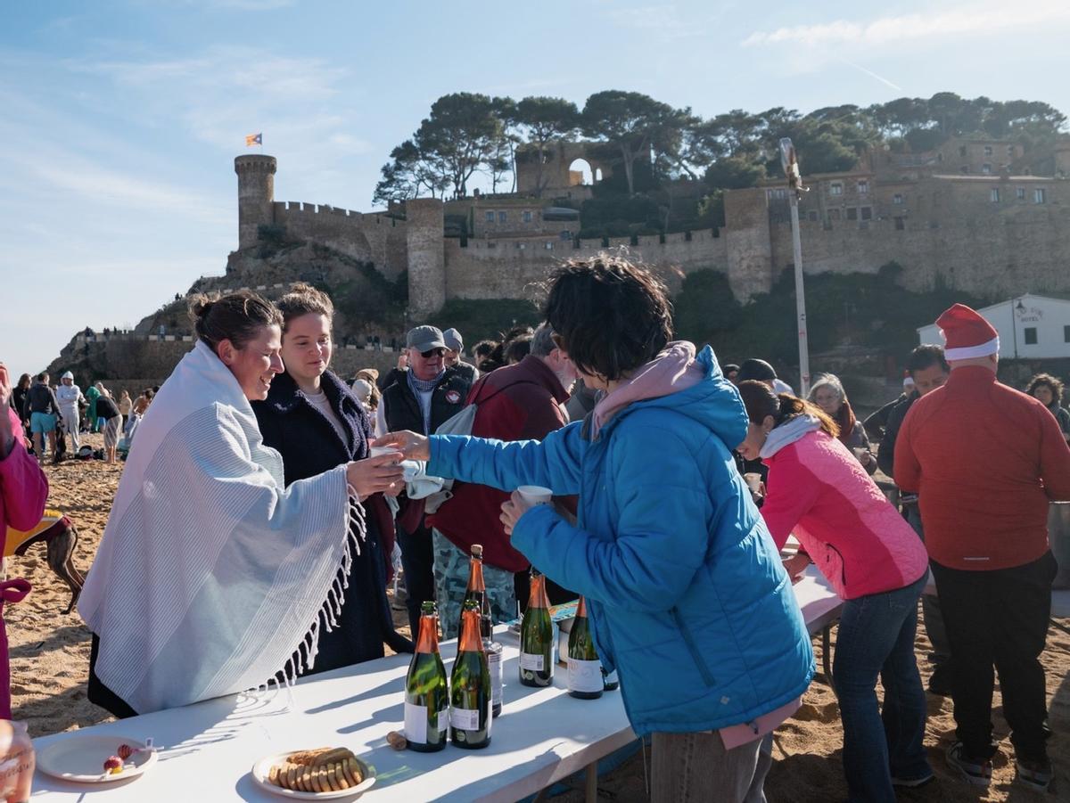 Les imatges del primer bany de l'any a Tossa de Mar