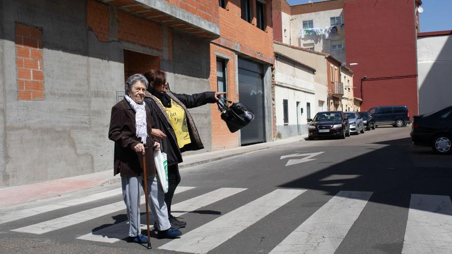 Dos mujeres cruzan por una calle en San Lázaro
