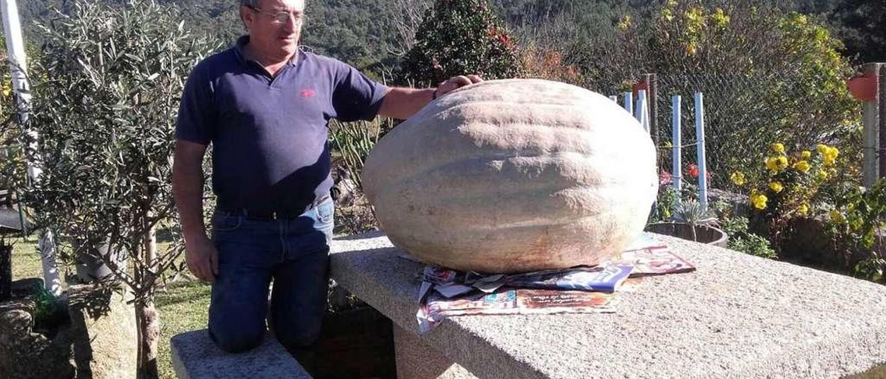 Juan Lorenzo ante la enorme calabaza que creció en su finca. // G.N.