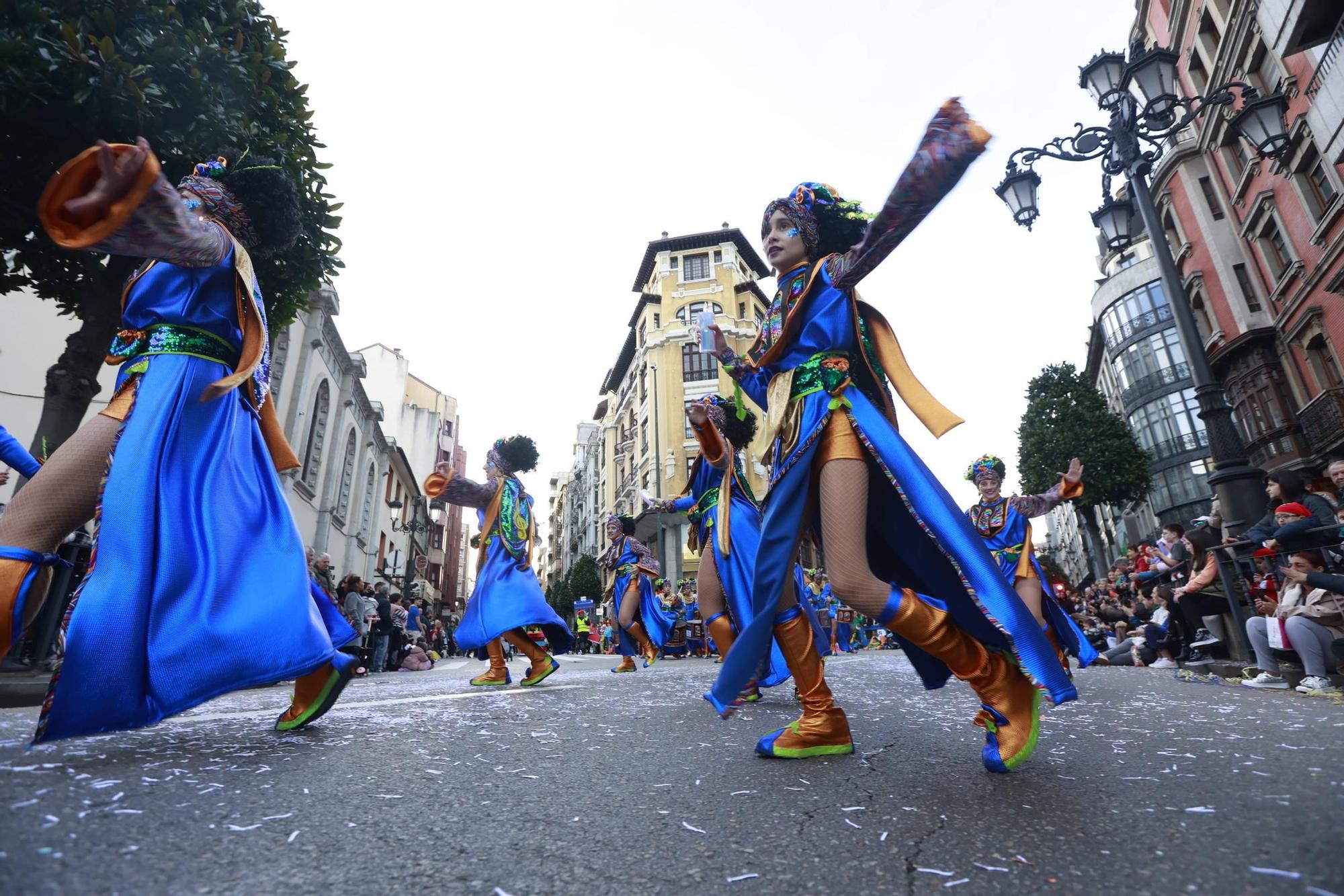 EN IMÁGENES: El Carnaval llena de color y alegría las calles de Oviedo