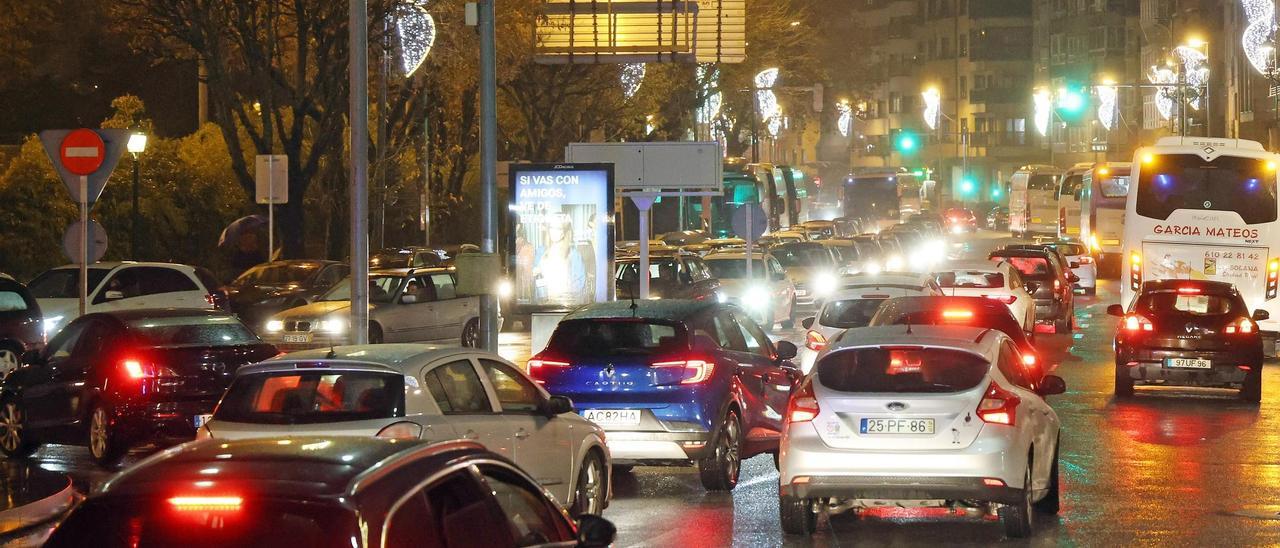 Congestión de tráfico en el entorno de la Paellera.