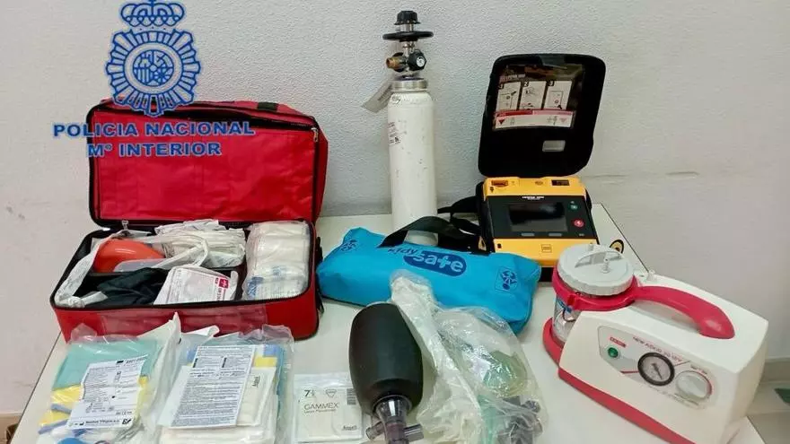 Rompe la ventanilla de una ambulancia y dice que lo hace por rabia tras discutir con su novia