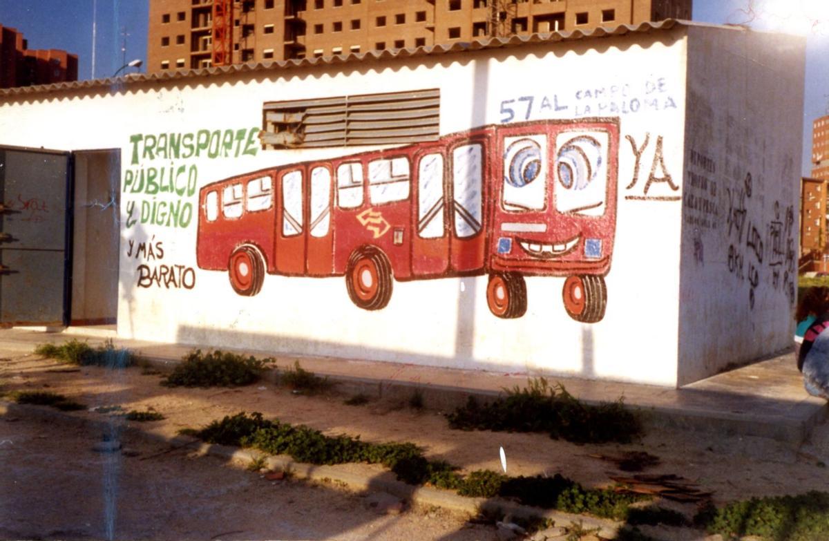 Una pintada que reivindicaba la llegada del autobús 57 hasta el Campo de la Paloma.