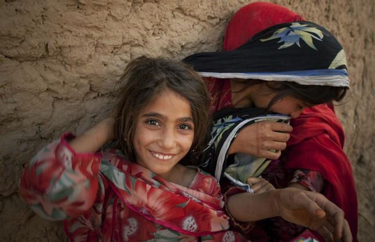 A la foto, una jove pakistanesa somriu mentre surt de classe.