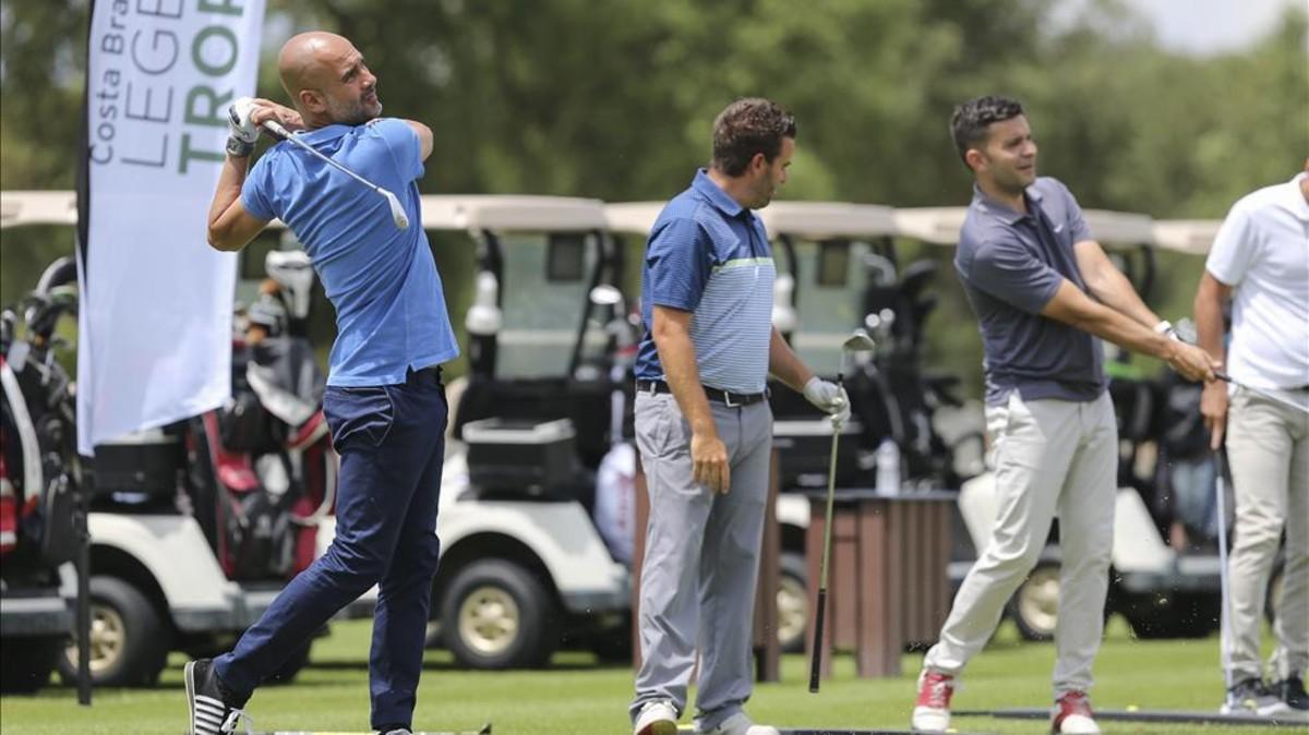 Pep Guardiola se relaja jugando al golf en la Costa Brava