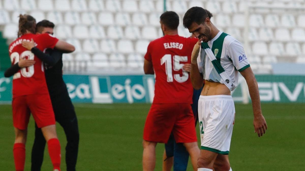 Un Bernardo cabizbajo se retira del terreno de juego de El Arcángel tras la derrota ante el Sevilla Atlético, esta temporada.