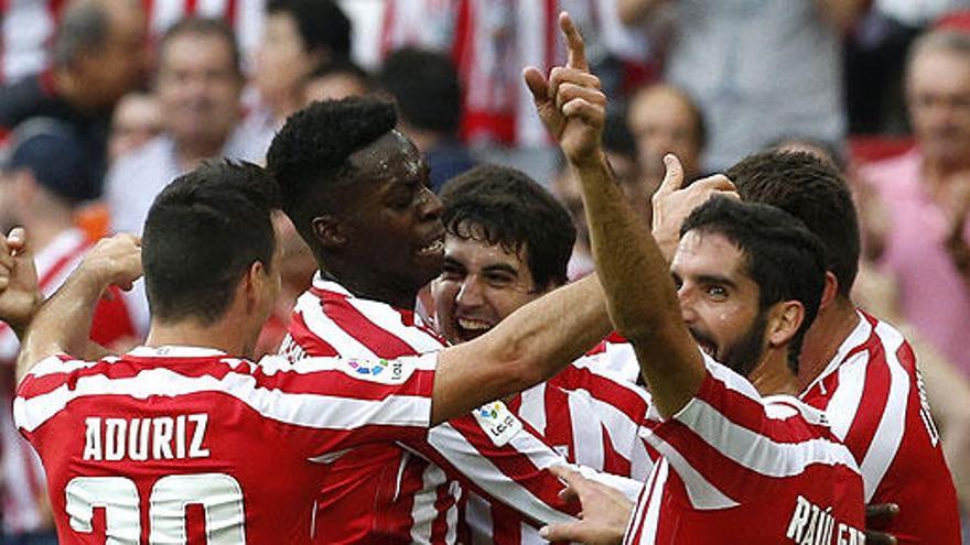 Los jugadores del Athletic celebran el primer gol.