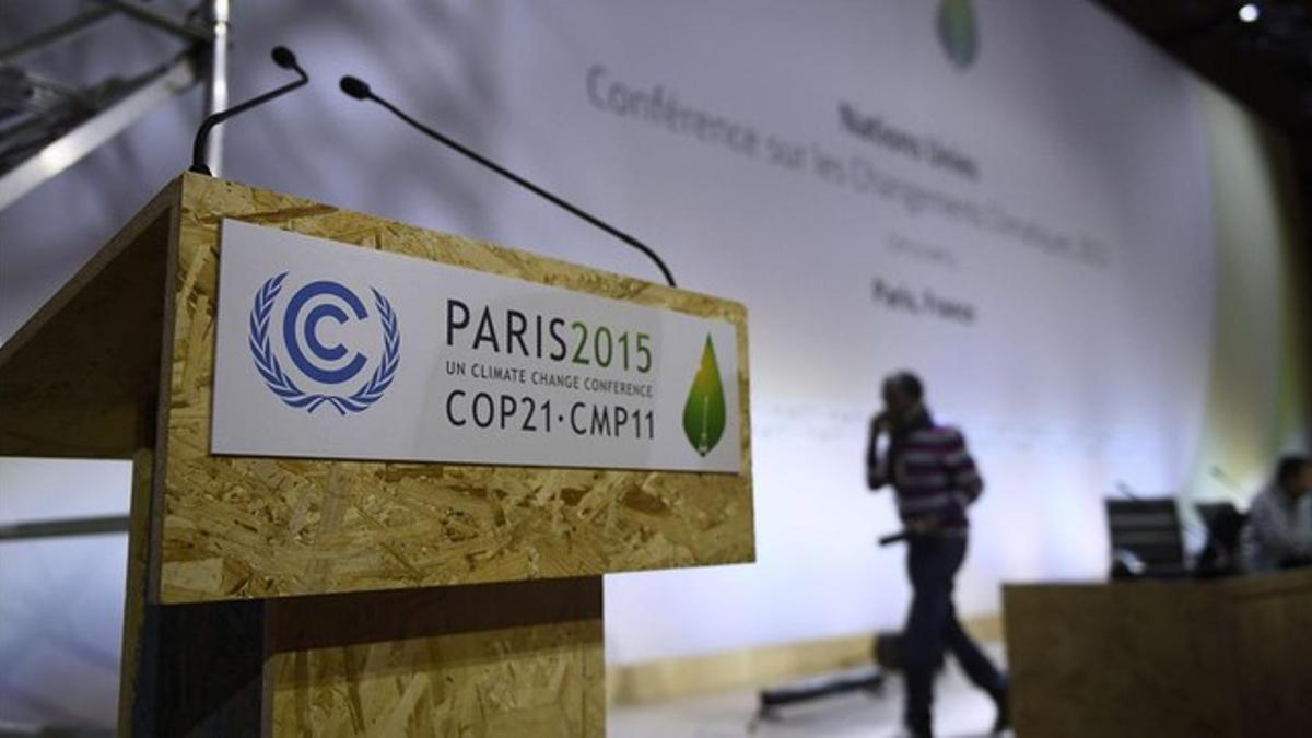 Preparativos para el buen funcionamiento de la cumbre del clima en el salón plenario del recinto ferial de Le Bourget, en París.