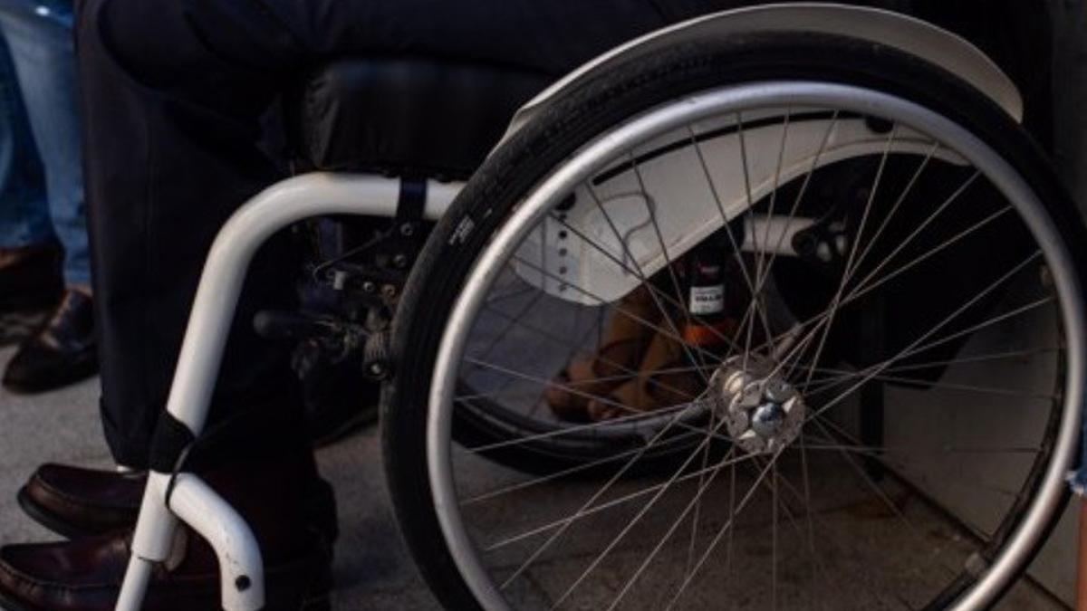 Imagen de una persona con silla de ruedas