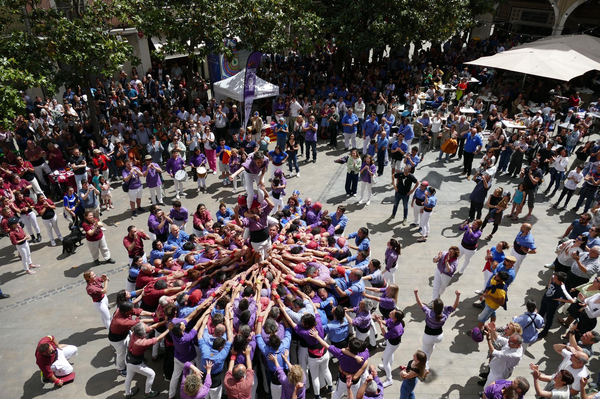 La plaça es tenyeix de colors amb la Diada Castellera de Santa Creu