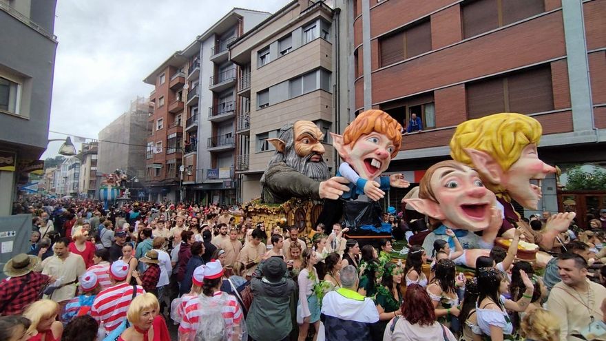 El Descenso Folklórico, en la pista de salida: una fiesta en el prau la Chalana un mes antes de la gran jornada