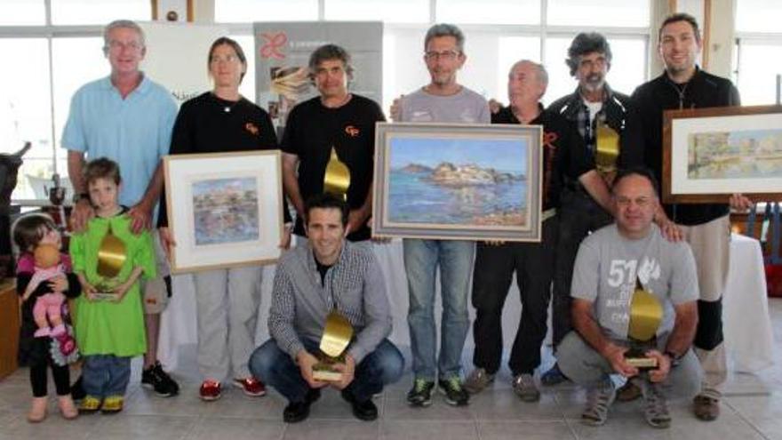 Imagen de los premiados tras la entrega de trofeos de la regata organizada por el CN Cala Gamba.