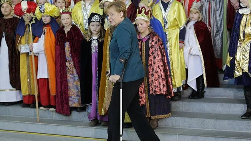 Merkel reaparece con muletas en la tradicional recepción infantil de los Reyes Magos