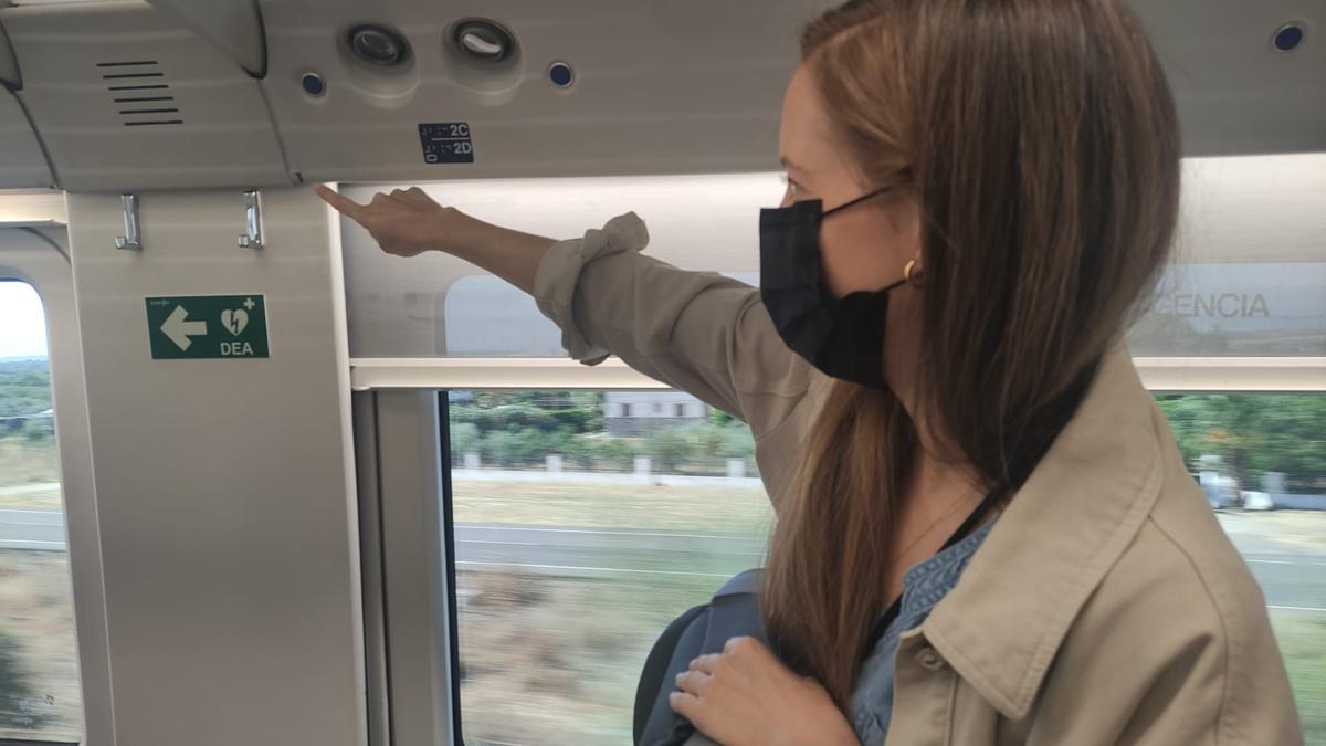 Una pasajera señala con sorna un trozo de pintura levantada.