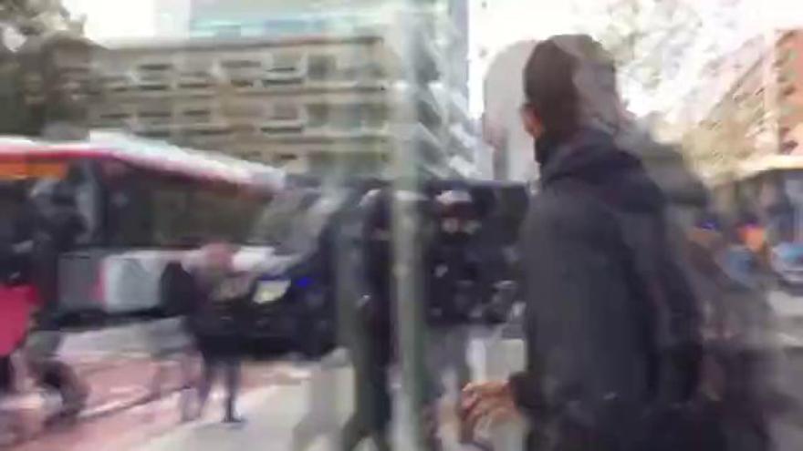 VÍDEO | Tensió entre manifestants i la policia espanyola a Barcelona