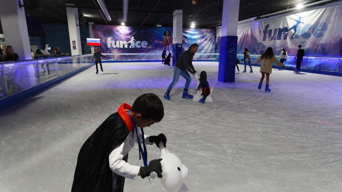 La nueva pista de patinaje sobre hielo ofrece a los castellonenses un universo de diversión.