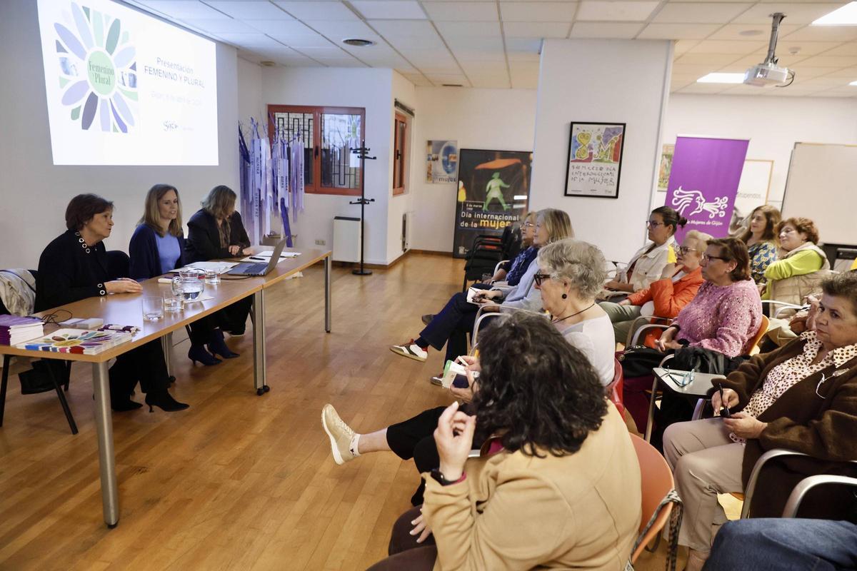 En la mesa, por la izquierda, Carmen Moriyón, Nuria Suárez y Goretti Avello, durante la presentación, en el centro municipal integrado de La Arena.