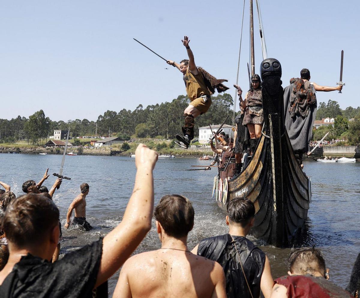 Un guerrero se ‘refresca’ con vino tinto del Ulla. |   // GUSTAVO SANTOS