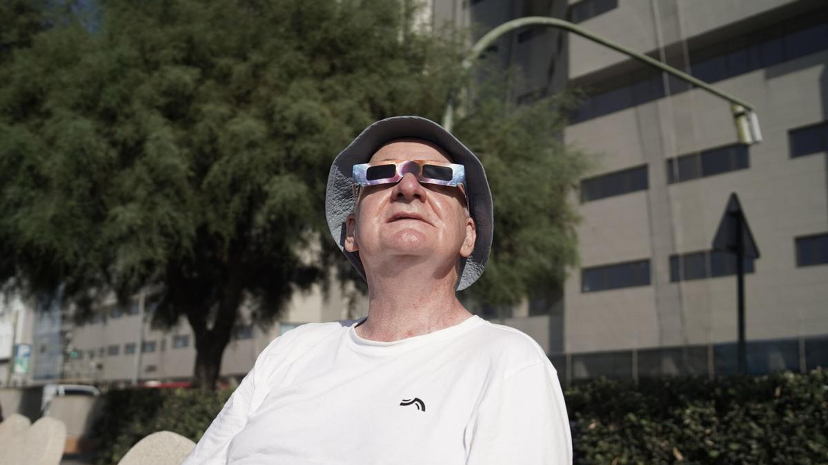 El irlandés Denis Murray con sus gafas para ver el eclipse solar