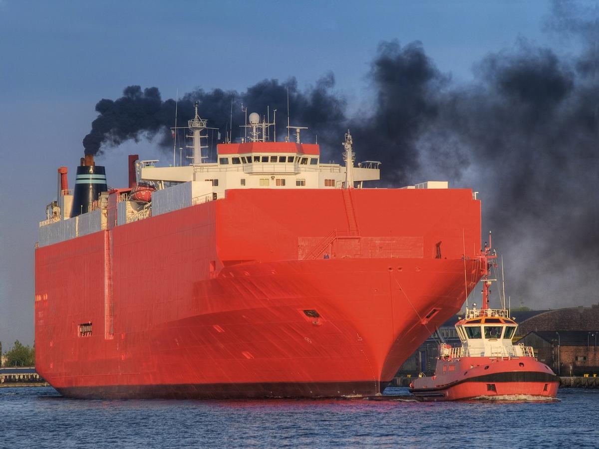 Barco emitiendo contaminación a la atmósfera