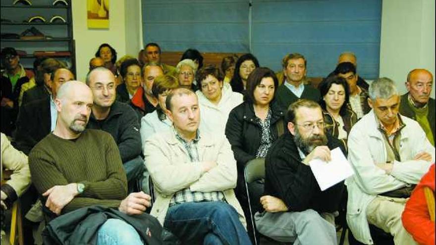 La asamblea de la Asociación de Vecinos de Moreda, en la reunión de ayer.