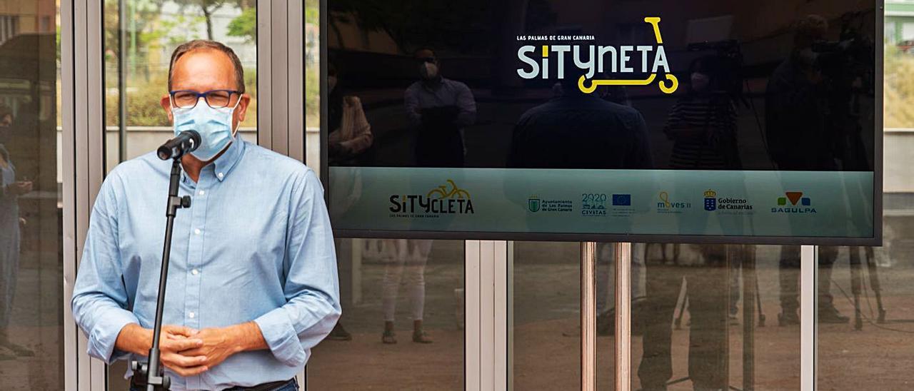 El concejal de Movilidad, José Eduardo Ramírez ayer durante la presentación de la Sítyneta. | | AYUNTAMIENTO DE LAS PALMAS DE GRAN CANARIA