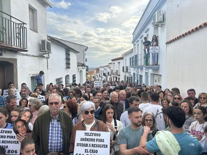 EN IMÁGENES | Hornachos se concentra por el octavo aniversario de la desaparición de Francisca Cadenas