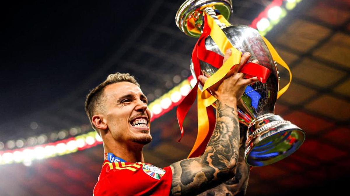 Grimaldo levanta el trofeo de campeón de la pasada Eurocopa en Berlín
