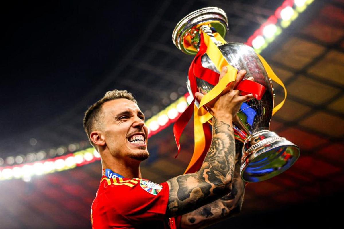 Grimaldo levanta el trofeo de campeón de la pasada Eurocopa en Berlín