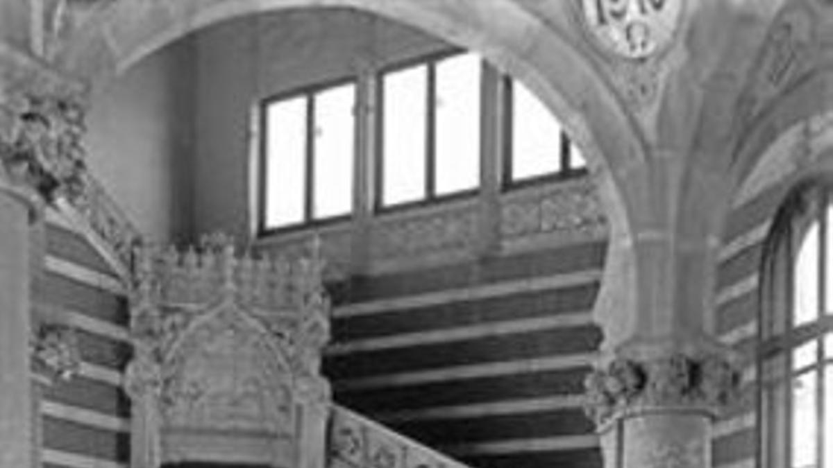 EL AUTOR Y SU OBRA 3 A la izquierda, Lluís Domènech i Montaner contempla el pabellón de L'Admnistració del Hospital de la Santa Creu i Sant Pau. Arriba, el Palau de la Música Catalana. Abajo, las fachadas de la Casa Fuster, en el paseo de Gràcia, 132