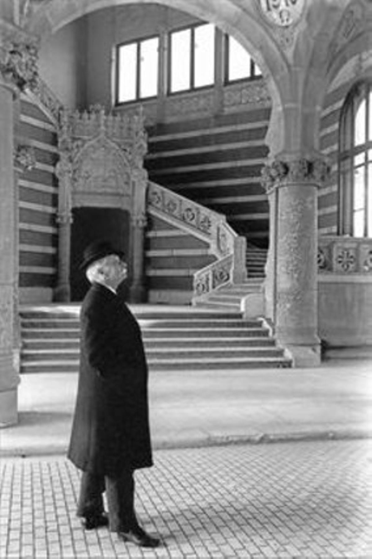 L’AUTOR I LA SEVA OBRA 3 Lluís Domènech i Montaner contemplant el Pavelló de l’Administració de l’Hospital de la Santa Creu i Sant Pau. A dalt, a la seva dreta, el Palau de la Música Catalana. A sota, les façanes de la Casa Fuster, al passeig de Gràcia, 132, i la de la Casa Lleó i Morera, al mateix carrer, al número, 35, que acaba d’obrir les portes al públic. L’AUTOR I LA SEVA OBRA 3 Lluís Domènech i Montaner contemplant el Pavelló de l’Administració de l’Hospital de la Santa Creu i Sant Pau. A dalt, a la seva dreta, el Palau de la Música Catalana. A sota, les façanes de la Casa Fuster, al passeig de Gràcia, 132, i la de la Casa Lleó i Morera, al mateix carrer, al número, 35, que acaba d’obrir les portes al públic.