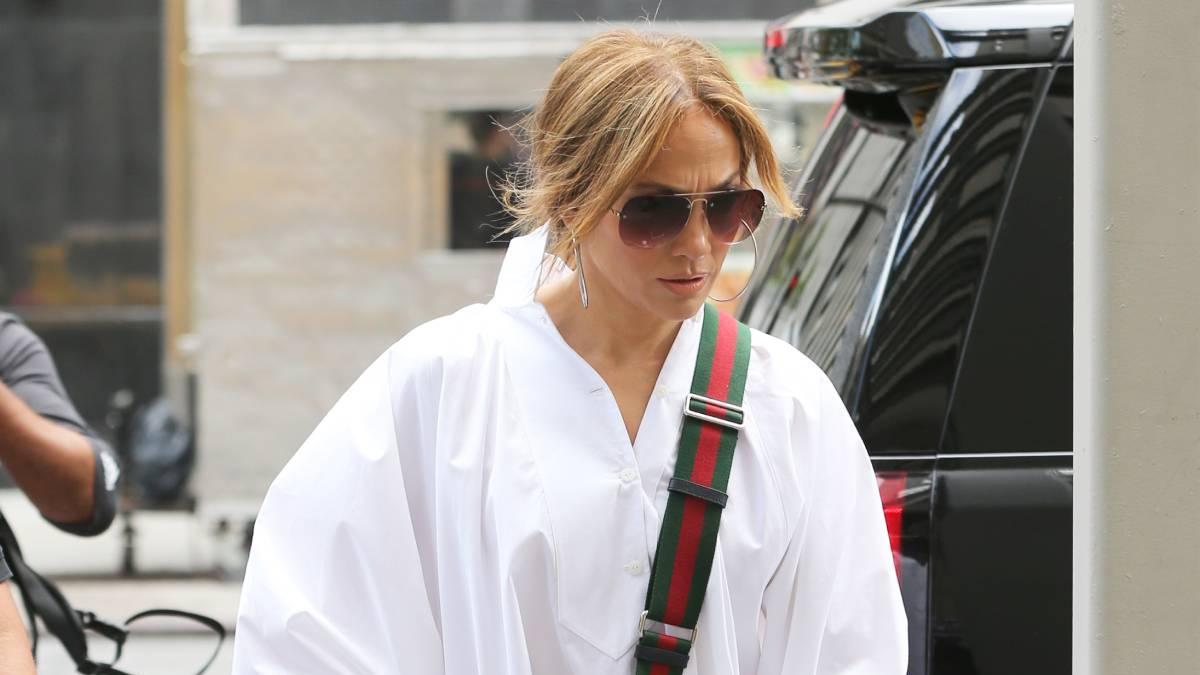 Jennifer Lopez con camisa blanca oversize y mallas cortas
