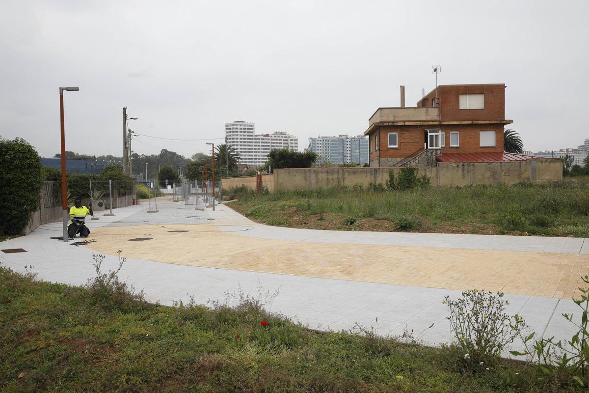 A la derecha, el chalé que se va a desalojar, en una imagen de archivo.