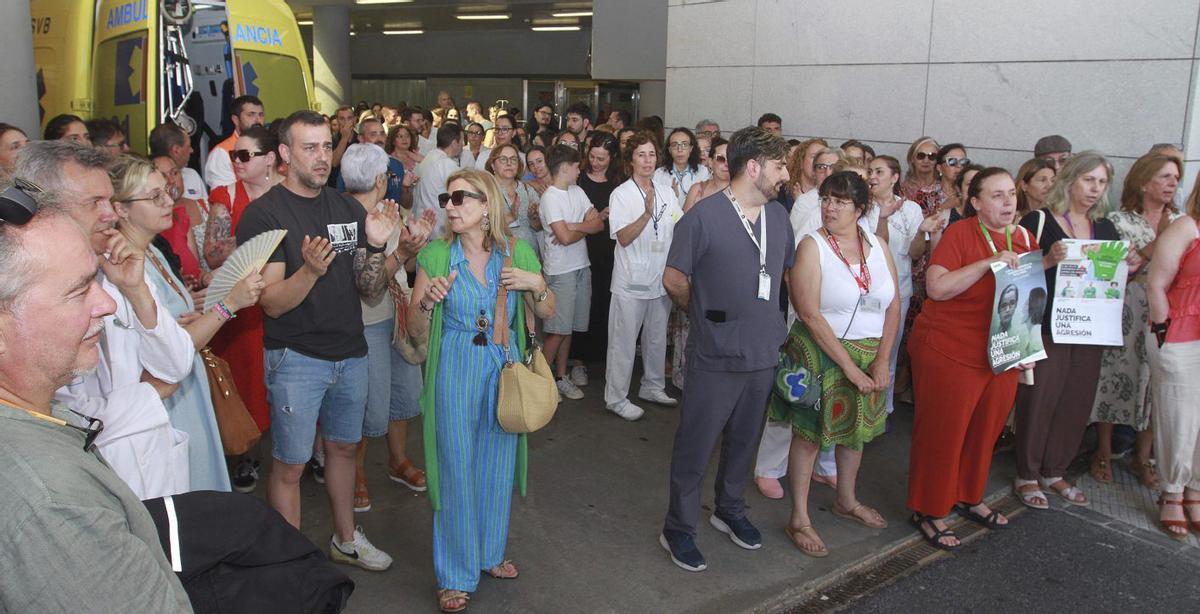 Concentración en las urgencias del hospital de Ourense, en julio de 2025, tras la agresión a una médica. | IÑAKI OSORIO