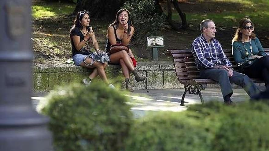 Vecinos de Oviedo, sentados a la sombra.
