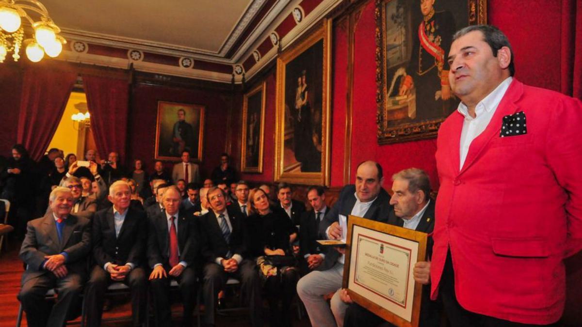 Luis Rey con el diploma que acredita la Medalla de Oro de Vilagarcía, en presencia de los sucesivos alcaldes de la ciudad