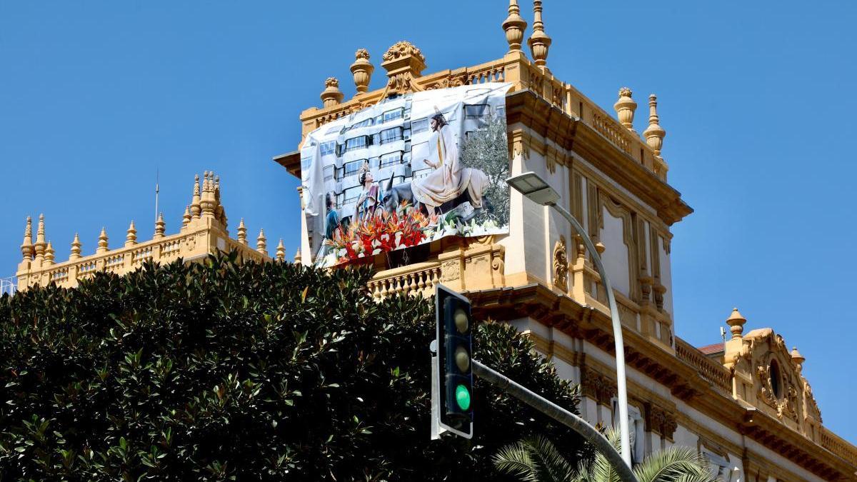 Torreón de la Diputación en el que se exhibe el lienzo con la imagen en homenaje a &#039;La Burrita&#039;.