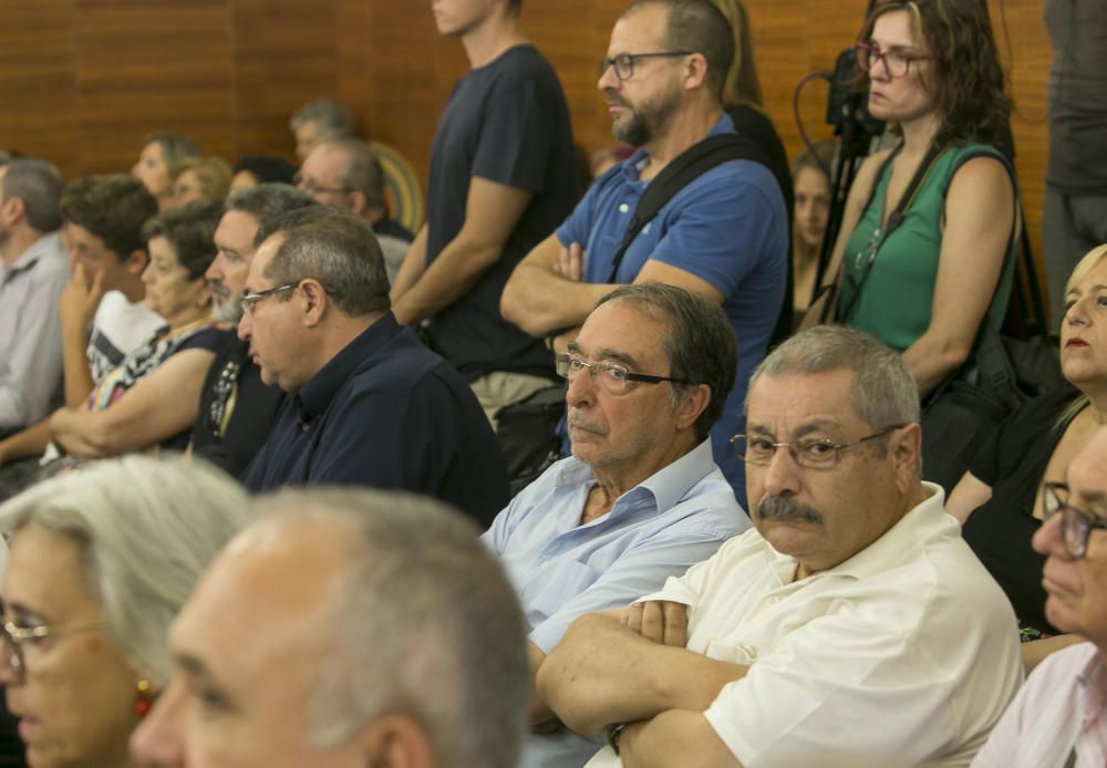 Cientos de personas abarrotan la sala de plenos y el hall para asistir a la constitución del Ayuntamiento con siete grupos políticos