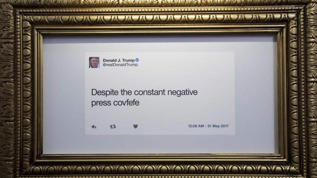 Un tuit enmarcado en la exposición 'Donald J. Trump Presidential Twitter Library', el 16 de junio, en Nueva York.