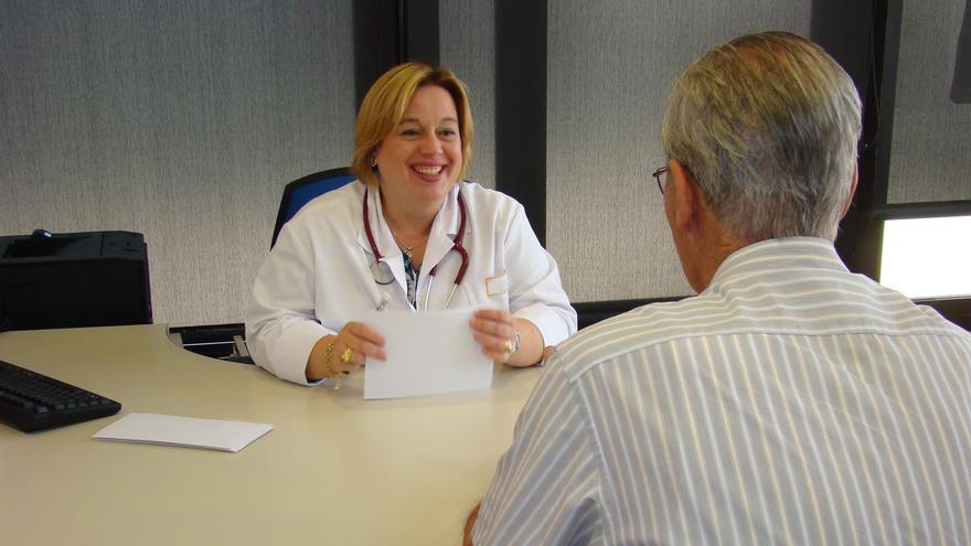 L&#039;especialista en geriatria Cristina Pardo atén un pacient a la consulta de l&#039;Hospital de Sant Andreu