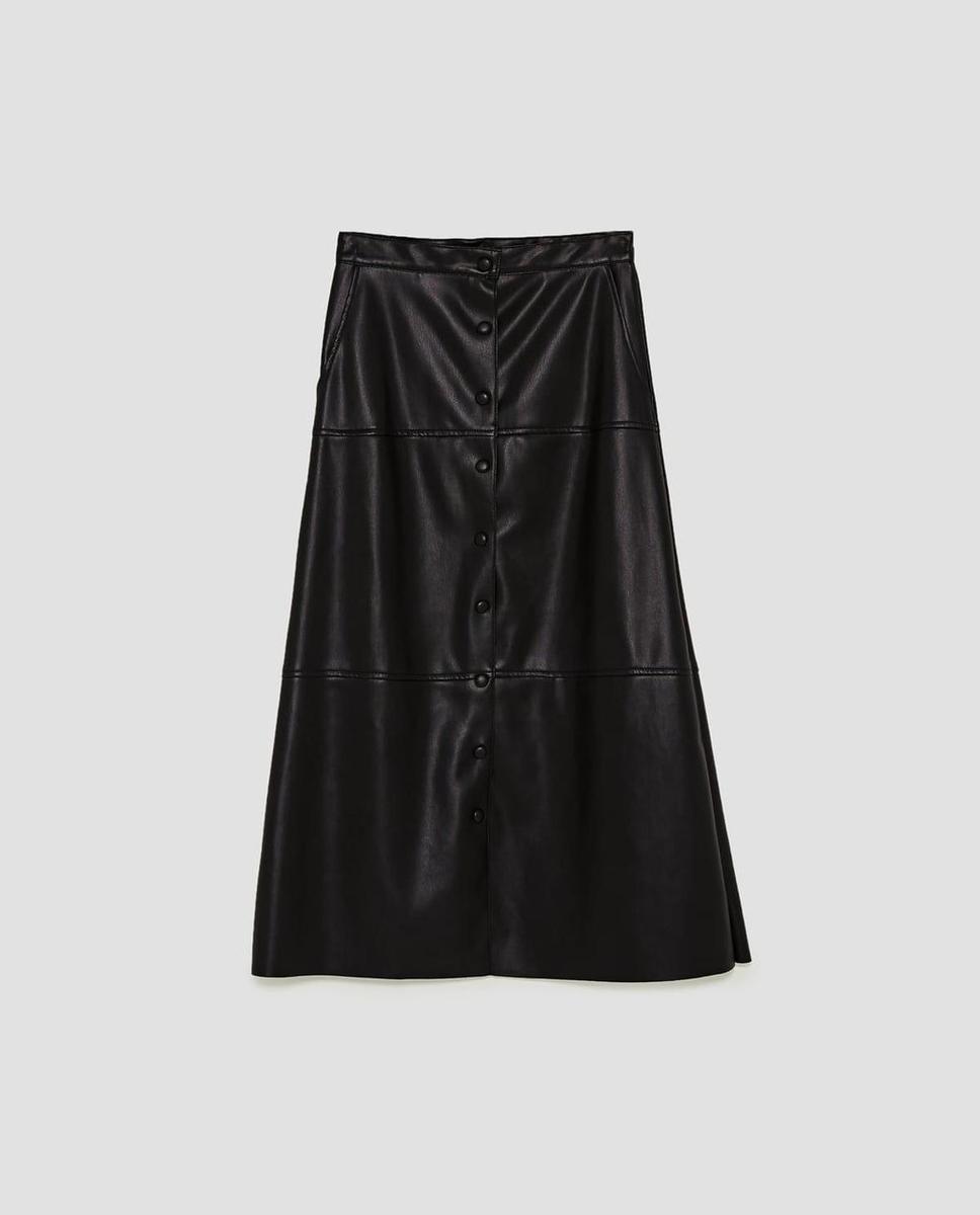 Falda de efecto piel con botones de Zara. (Precio: 29, 95 euros)