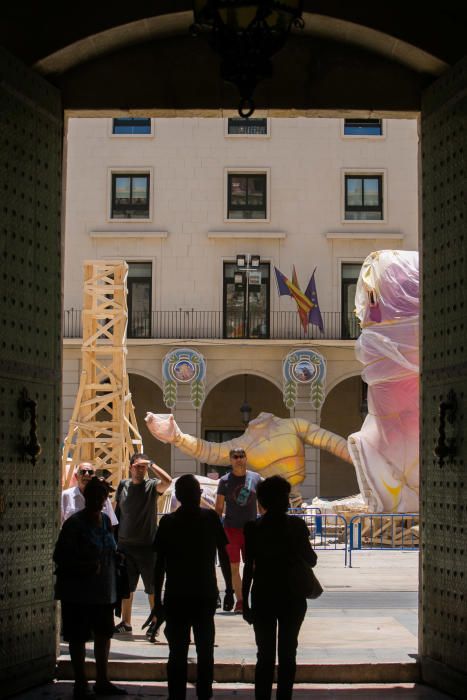 Piezas de la Hoguera Oficial en la plaza del Ayuntamiento