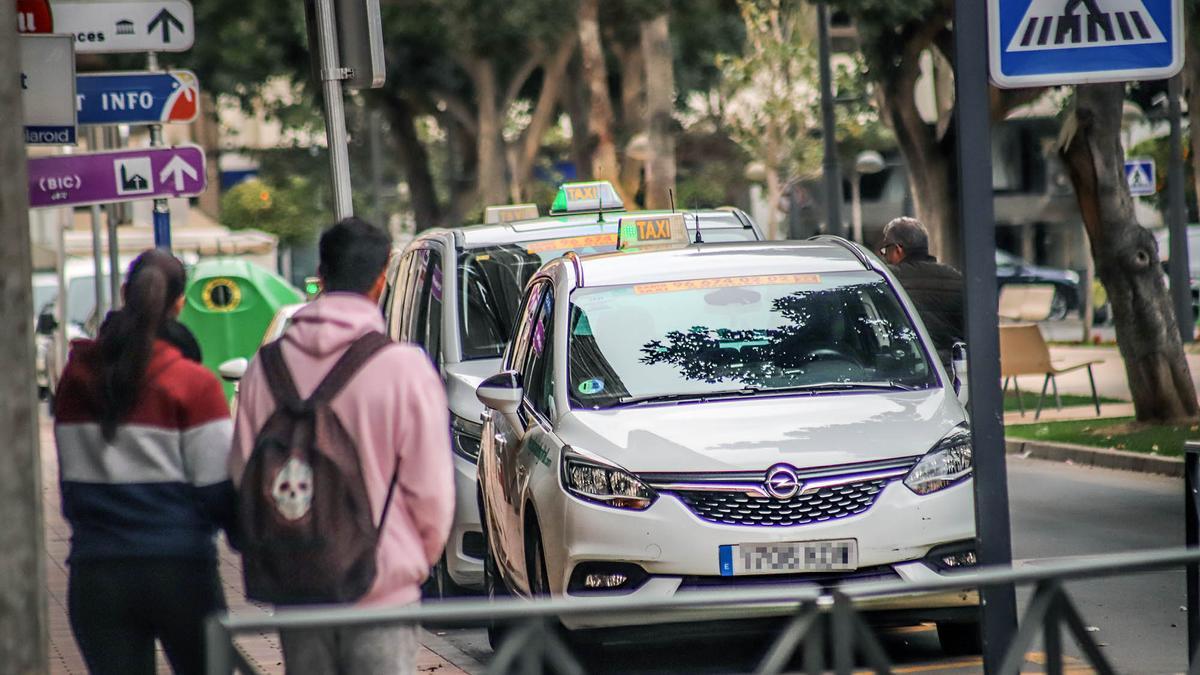 Parada de taxis en el centro de Orihuela