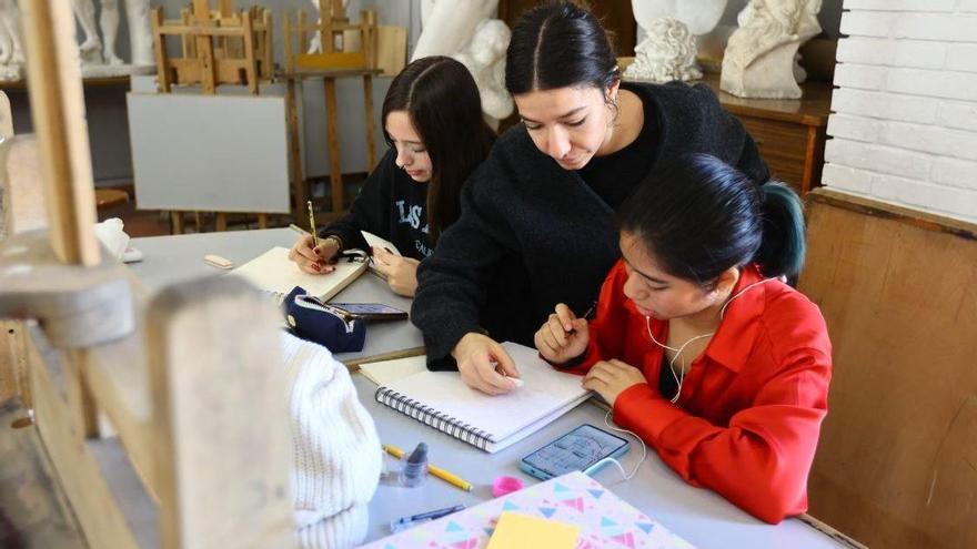 Alumnas haciendo actividades artísticas.
