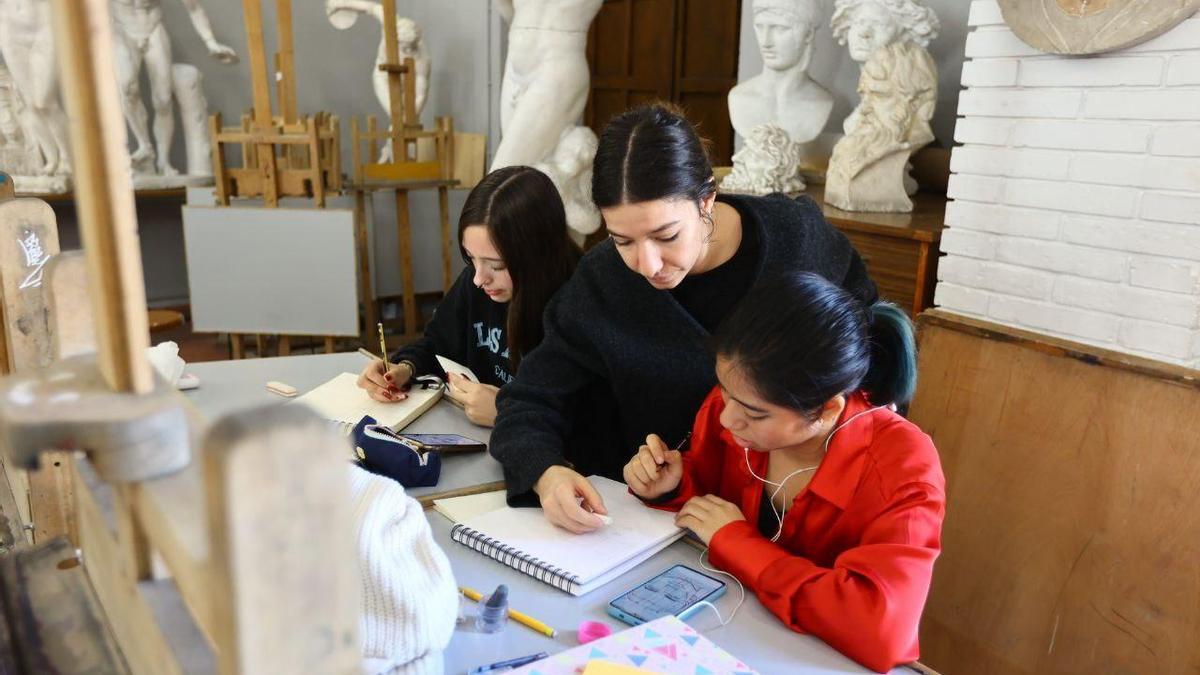 Alumnas y profesora, durante una clase.