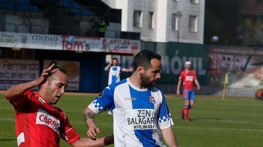 El centrocampista del Ourense Adil presiona a Omar, del Avilés. // Mara Villamuza