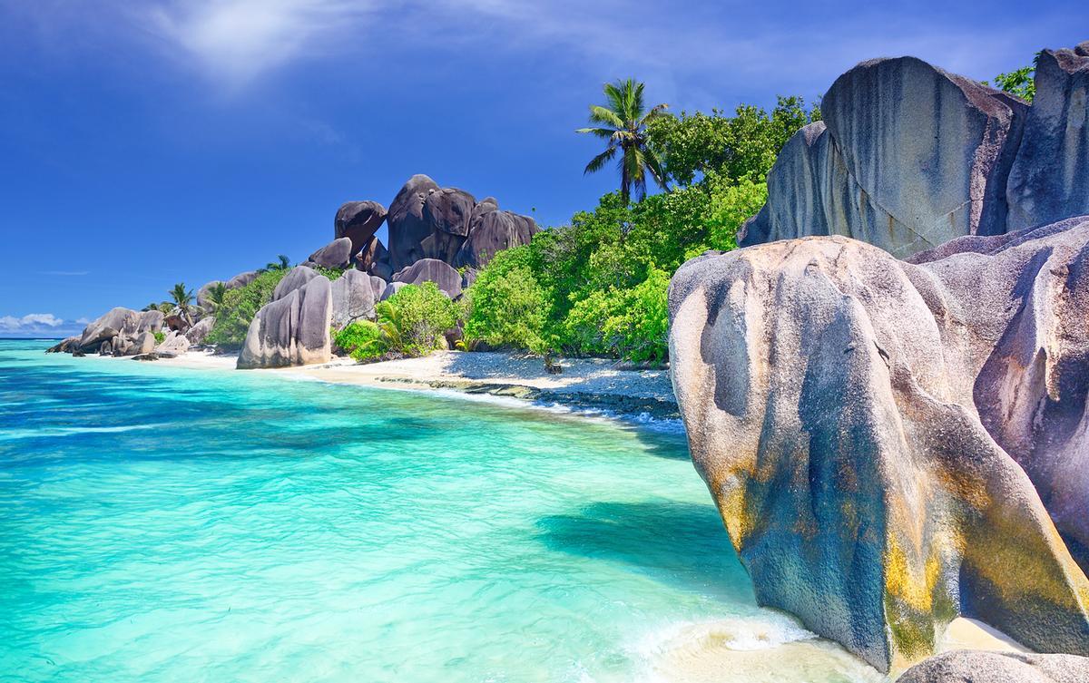 En el siglo XIX, Anse Coco fue uno de los primeros asentamientos de la isla. Funcionaba como un pueblo dedicado a secar el coco para extraer su aceite. Hoy aún puedes ver ruinas de aquellos hornos antiguos entre la vegetación